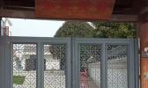 鄉(xiāng)村民宿庭院圍墻安裝了春翔牌鋁藝大門